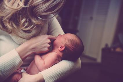 IRPF prestación maternidad y paternidad